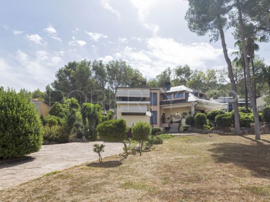 Villa con piscina y jacuzzi frente al golf del Bosque en Chiva, Valencia.