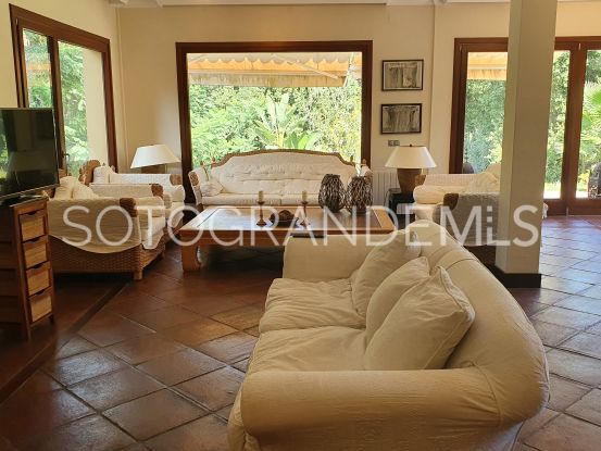 Villa a la venta en Zona F de 4 dormitorios | Sotogrande Properties by Goli