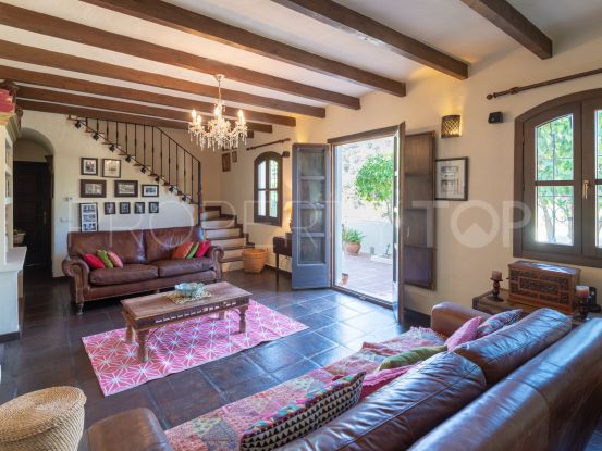 Villa a la venta en El Madroñal con 4 dormitorios | Strand Properties