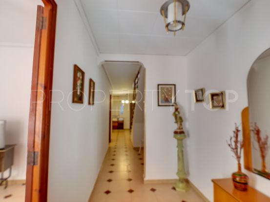 Great 4 bedroom town house in the center of Pedreguer, lovingly cared for and ready to move into