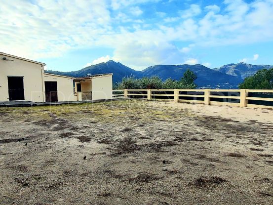 Finca with horse stables and an amazing panoramic view of the mountains.