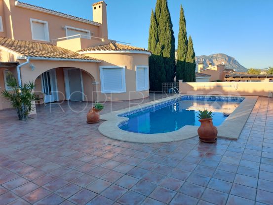 Fantastic 4 bedroom/4 bathroom detached south facing villa with private pool in Gata Residential