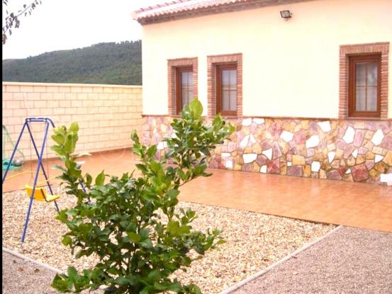 Lovely townhouse with large terrace in Humilladero