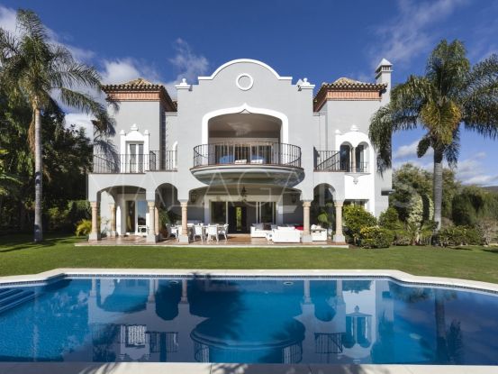 Villa de 5 dormitorios en venta en El Herrojo, Benahavis | Marbella Living