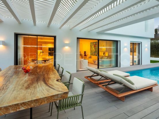 Villa contemporánea de cuatro dormitorios ubicada en una posición privilegiada junto al campo de golf de Guadalmina