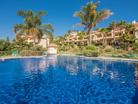 Beautiful two bedroom, first floor apartment in Cumbres del Rodeo, situated next to the swimming pool area and with sea views