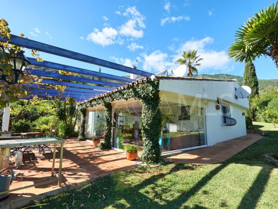 Se vende villa de 2 dormitorios en Los Reales - Sierra Estepona | Marbella Living