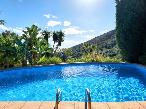 Se vende villa de 2 dormitorios en Los Reales - Sierra Estepona | Marbella Living