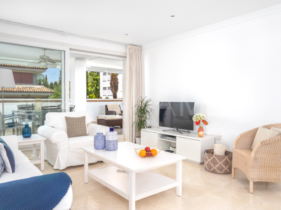 Apartamento a la venta con 3 dormitorios en Las Cañas Beach, Marbella Golden Mile | Marbella Living