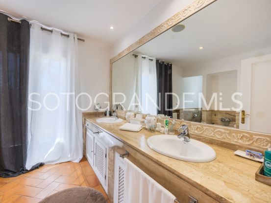 Zona F villa with 4 bedrooms | Ondomus