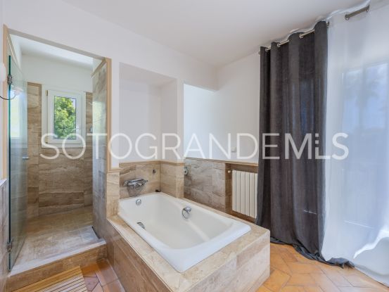 Zona F villa with 4 bedrooms | Ondomus