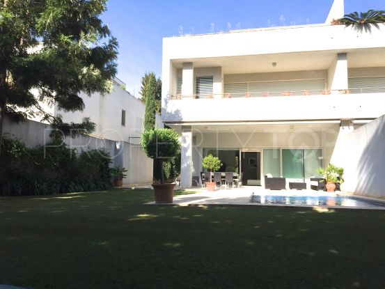 LARGE SEMI-DETACHED HOUSE IN THE EXCLUSIVE URB. POLOGARDENS