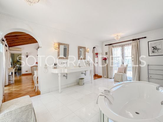 Sotogrande Alto Central, villa con 6 dormitorios a la venta | Rob Laver Property Consultants