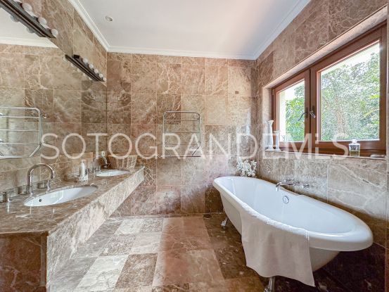 Sotogrande Alto Central, villa con 6 dormitorios a la venta | Rob Laver Property Consultants