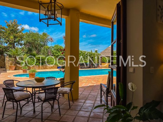 Sotogrande Alto Central, villa con 6 dormitorios a la venta | Rob Laver Property Consultants