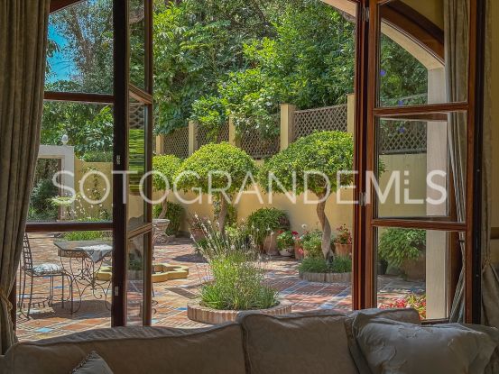 Sotogrande Alto Central, villa con 6 dormitorios a la venta | Rob Laver Property Consultants