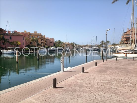 Se vende local comercial en Marina de Sotogrande | Open Frontiers