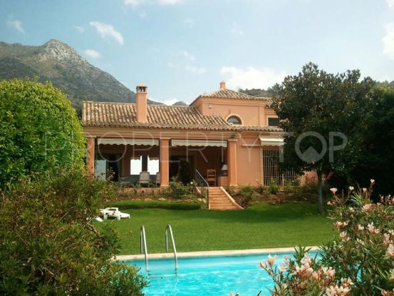 Mediterranean villa in Cascada de Camoján with sea views and two independent guest houses.