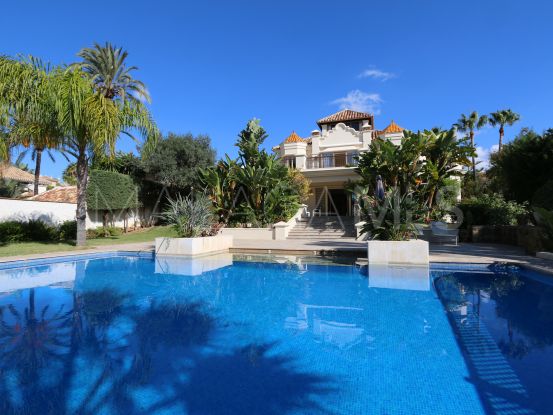 Villa en venta con 5 dormitorios en Las Chapas, Marbella Este | Pure Living Properties