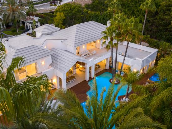 Excepcional villa de seis dormitorios con un oasis privado y jardines tropicales en Guadalmina Baja