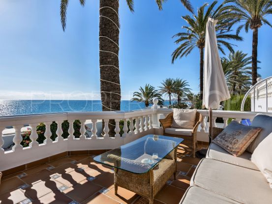 Frontline beach townhouse with amazing sea views in Oasis Club, Marbella