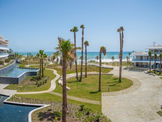 For sale penthouse in Estepona Playa with 4 bedrooms | Campomar Real Estate