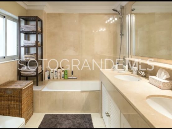 Apartamento en venta de 2 dormitorios en Sotogrande Puerto Deportivo | John Medina Real Estate