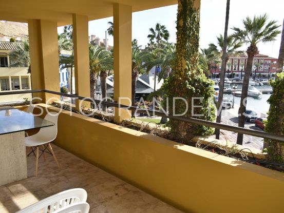 Apartamento en venta en Sotogrande Puerto Deportivo de 2 dormitorios | John Medina Real Estate