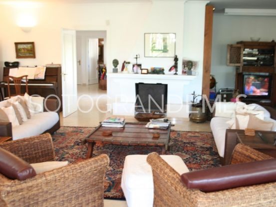 Se vende villa en Zona B de 6 dormitorios | John Medina Real Estate