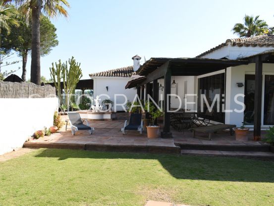 Se vende villa en Zona B de 6 dormitorios | John Medina Real Estate