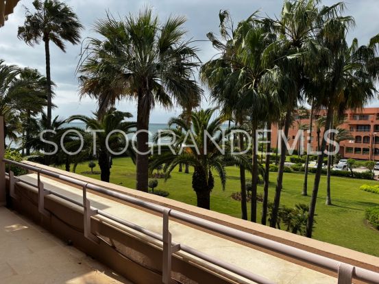 Comprar atico duplex con 3 dormitorios en Paseo del Mar, Sotogrande Costa | John Medina Real Estate