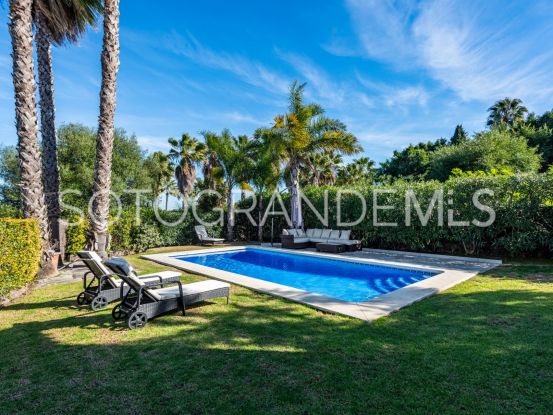 Zona F villa with 4 bedrooms | John Medina Real Estate