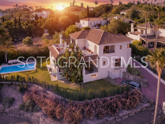 Zona F villa with 4 bedrooms | John Medina Real Estate