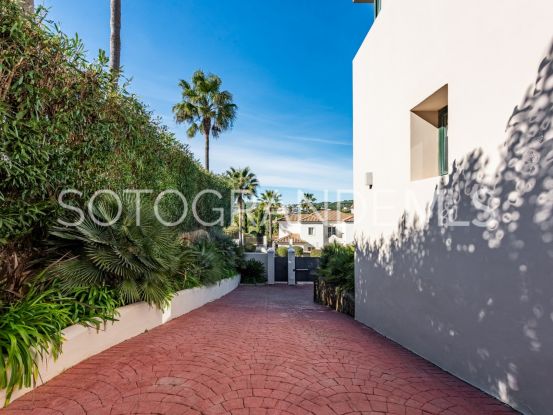 Zona F villa with 4 bedrooms | John Medina Real Estate