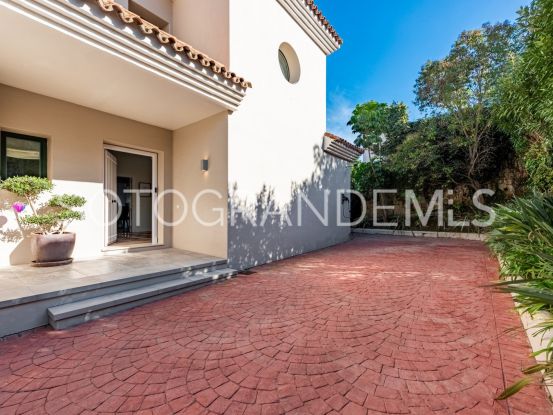 Zona F villa with 4 bedrooms | John Medina Real Estate