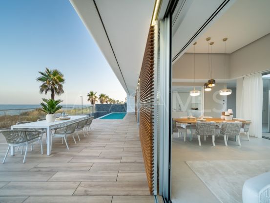Villa a la venta en Estepona Playa con 4 dormitorios | DM Properties