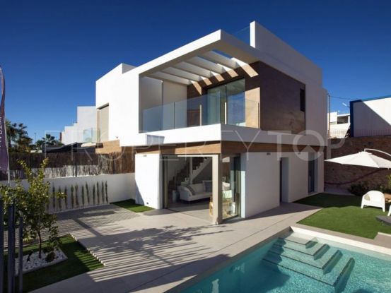 Villa en venta de 3 dormitorios en Villamartin | Cloud Nine Spain