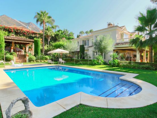 Large classical villa in one of the most sought-after urbanizations in Marbella.