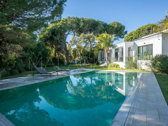 For sale villa with 5 bedrooms in Hacienda las Chapas, Marbella East | Serneholt Estate