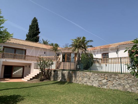Villa de 5 dormitorios a la venta en Alta Vista, San Pedro de Alcantara | Serneholt Estate