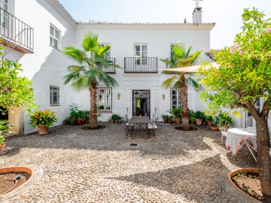 Villa en venta en Puerto del Almendro, Benahavis | Edward Partners