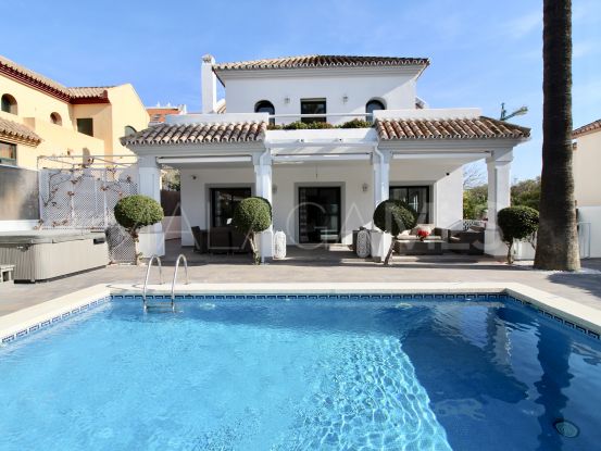 Comprar villa de 4 dormitorios en Alta Vista, San Pedro de Alcantara | Cleox Inversiones