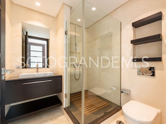 Duplex penthouse for sale in Hacienda de Valderrama with 4 bedrooms | Noll Sotogrande