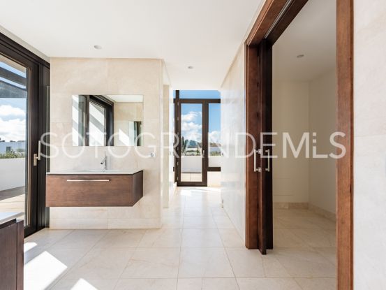 Duplex penthouse for sale in Hacienda de Valderrama with 4 bedrooms | Noll Sotogrande