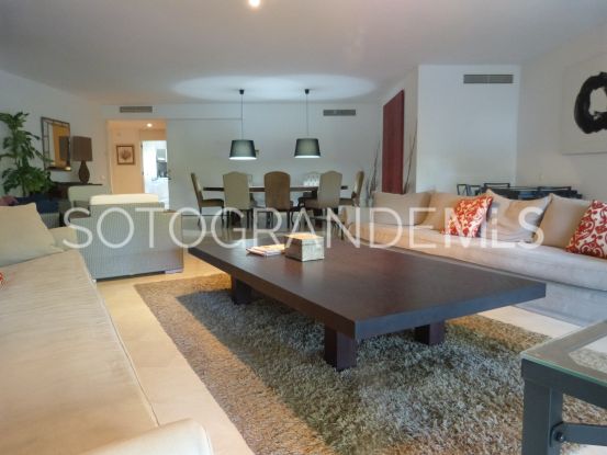 Buy apartment with 4 bedrooms in Polo Gardens | Noll Sotogrande
