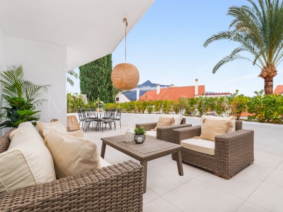Apartamento a la venta en Jardines de Andalucia con 3 dormitorios | Marbella Hills Homes