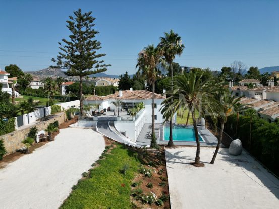 Villa de 10 dormitorios en venta en Atalaya Golf, Estepona | Marbella Hills Homes