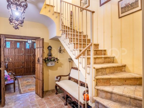 Exquisite 4-bedroom house with private terrace and wine cellar