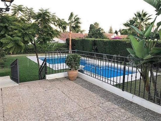 Adosado de 4 dormitorios en venta en Las Petunias, San Pedro de Alcantara | Loraine de Zara