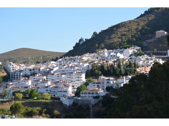 Benahavis Centro, pareado de 4 dormitorios en venta | DeLuxEstates